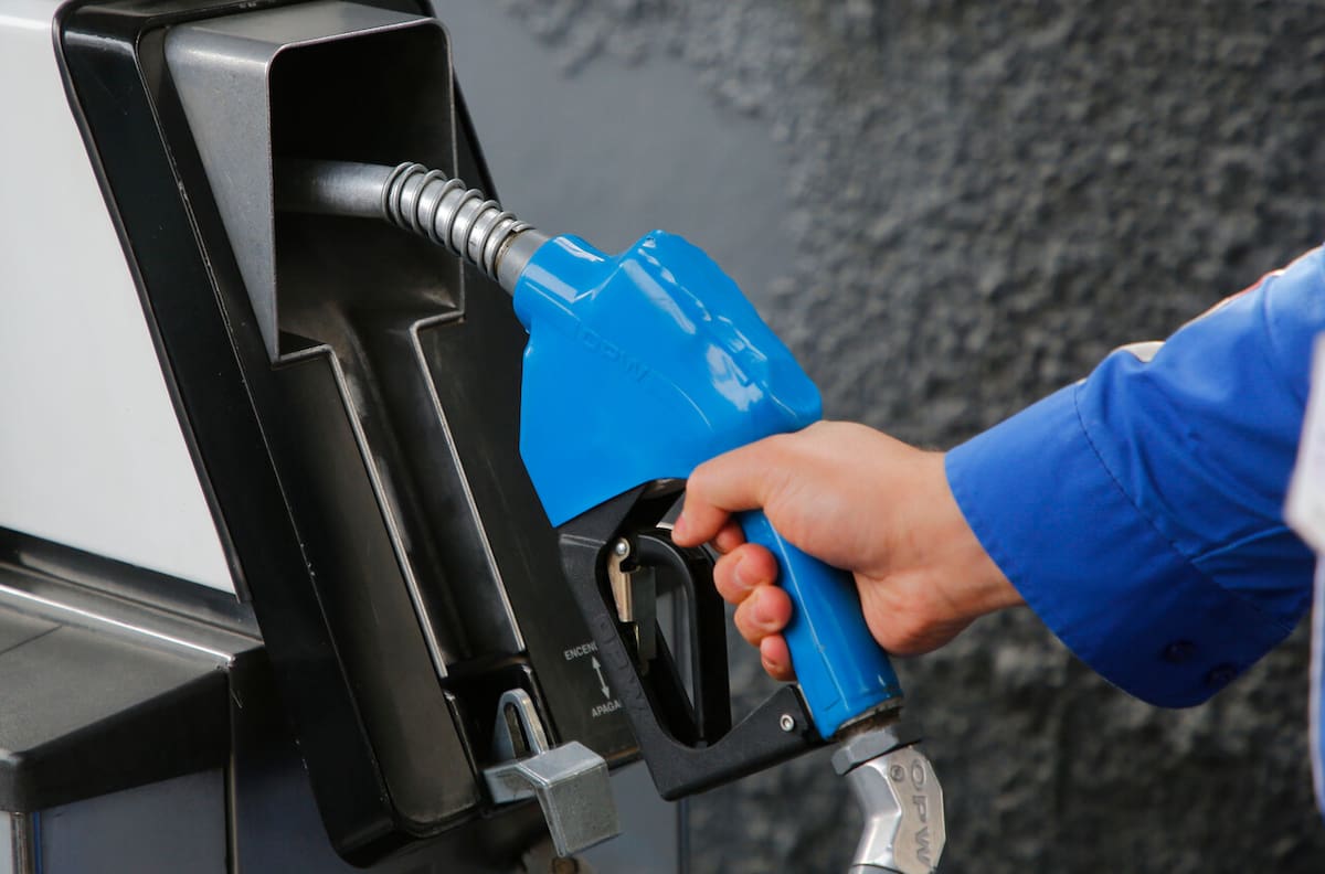 ¿Dónde comprar la bencina más barata? Revisa las estaciones con los precios más bajos de tu región