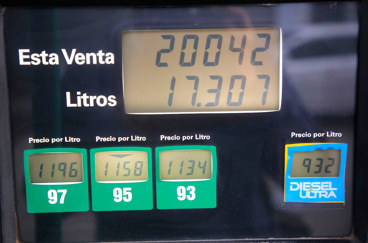 ¿Cuánto subirán hoy las bencinas y dónde encontrar la estación más barata?