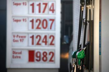 Anuncian importante baja en valores de la bencina: Revisa cuáles costarán hasta $27 menos por litro