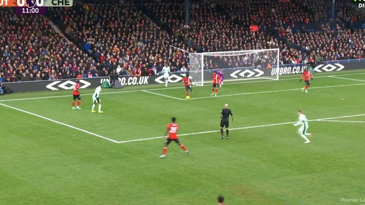 VIDEO | El último blooper del año: Chelsea anota gracias a la gentileza de la defensa del Luton Town