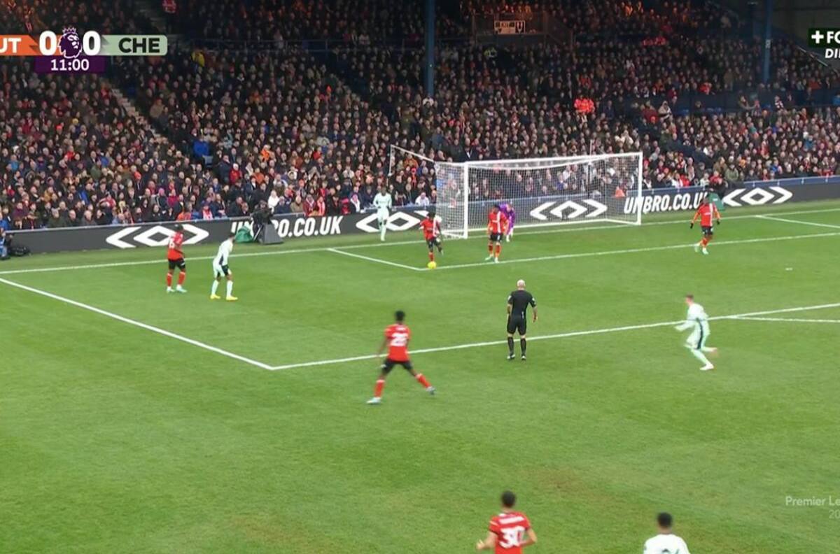 VIDEO | El último blooper del año: Chelsea anota gracias a la gentileza de la defensa del Luton Town