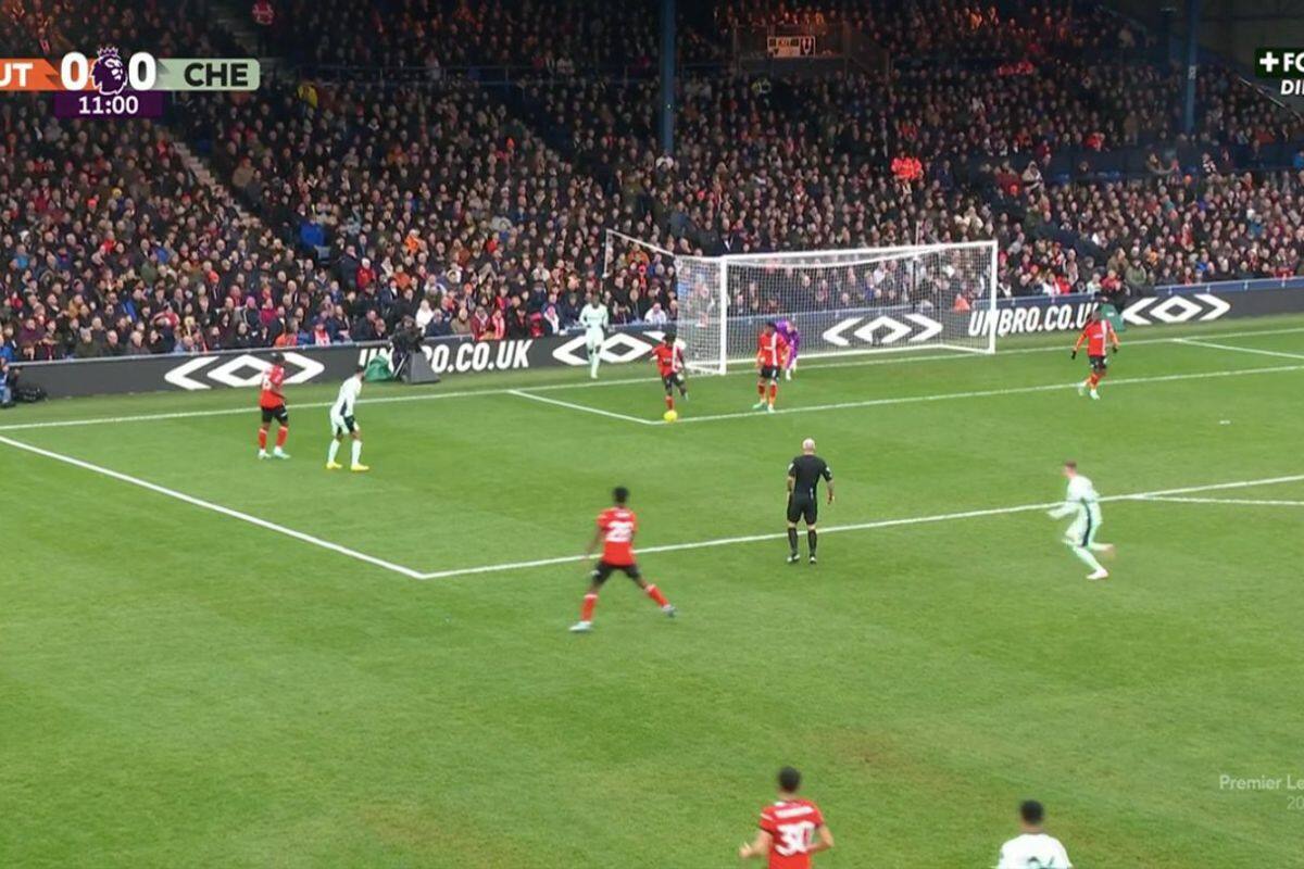 El primer gol del Chelsea sobre Luton Town llegó gracias a un horror defensivo.
