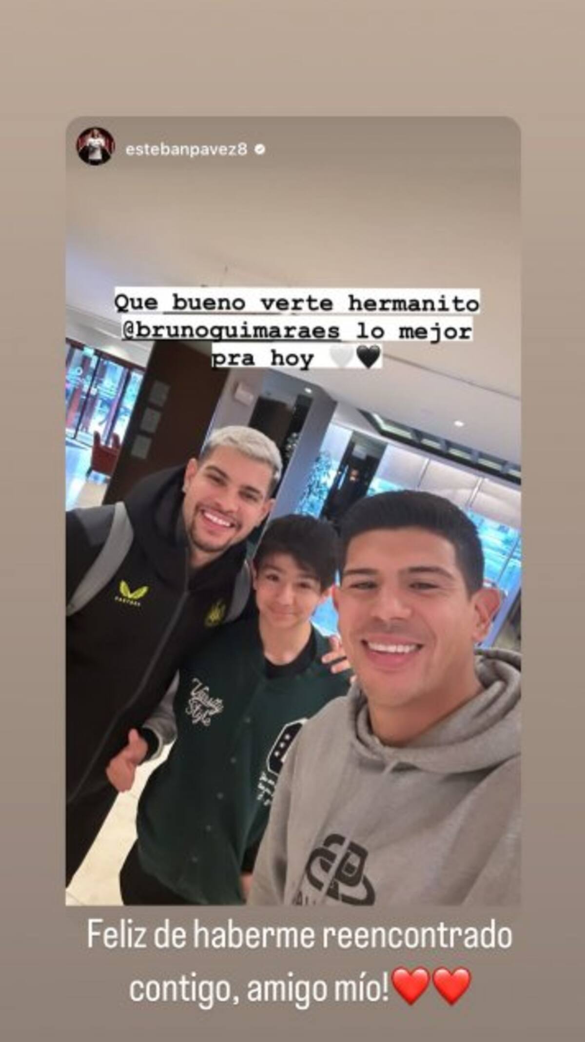 Bruno Guimaraes junto a Esteban Pavez.
