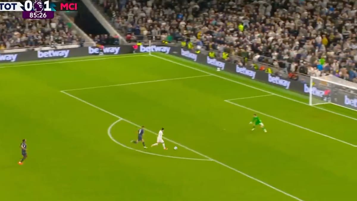 VIDEO | El insólito gol que falló Tottenham y que le entregó la Premier League en bandeja a Manchester City