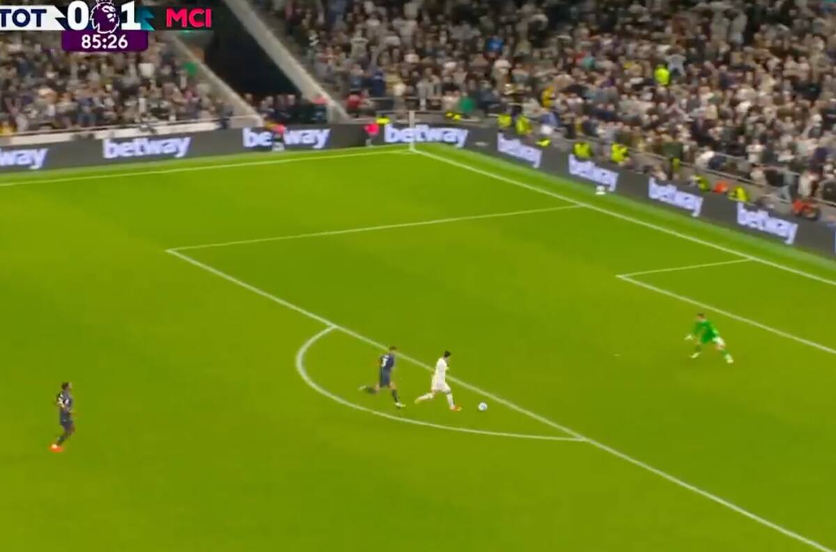 VIDEO | El insólito gol que falló Tottenham y que le entregó la Premier League en bandeja a Manchester City