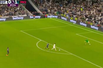 VIDEO | El insólito gol que falló Tottenham y que le entregó la Premier League en bandeja a Manchester City