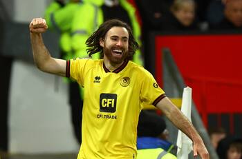 VIDEO | Ben Brereton se luce con preciso gol al Manchester United: silenció a Old Trafford