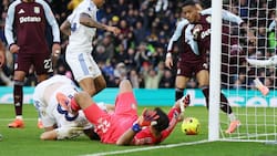 VIDEO | Papelón de Dibu Martínez: falló en una salida y terminó pidiendo falta para zafar de su error