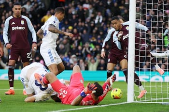 VIDEO | Papelón de Dibu Martínez: falló en una salida y terminó pidiendo falta para zafar de su error