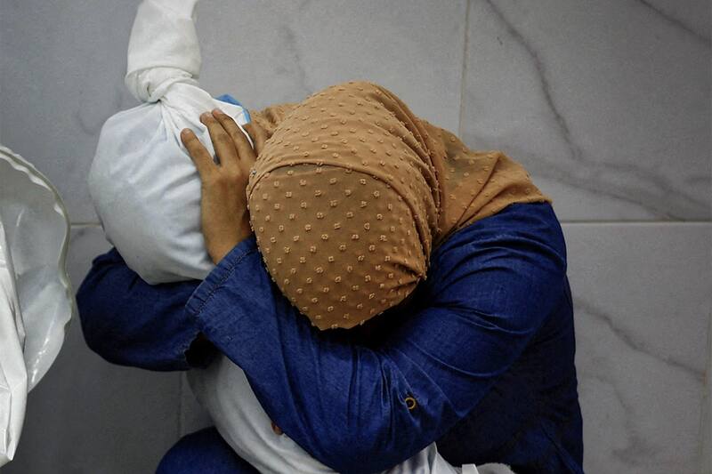 Se titula "Una mujer palestina abraza el cuerpo de su sobrina". Créditos: Mohammed Salem