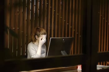 Chile lidera con ventaja: Estos son los 5 países con más preocupación financiera entre jóvenes