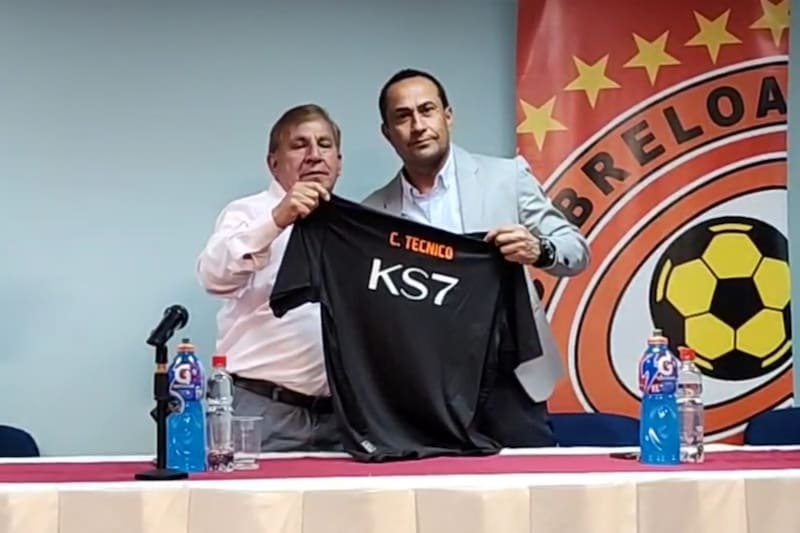 Mauricio Pozo fue presentado como el nuevo director deportivo de Cobreloa. (Pantallazo de transmisión en vivo En La Línea Deportes).