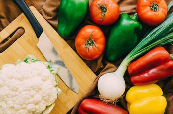 Entre el refrigerador y el mueble de la cocina: descubre cómo guardar y conservar por más tiempo tus vegetales