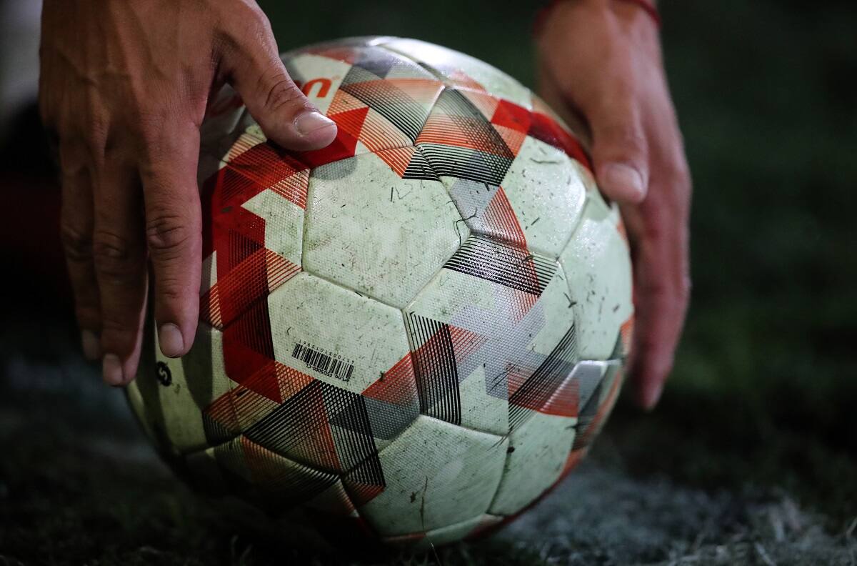 Presidente de club del fútbol chileno es acusado de “desaparecer” en medio de compra de otro equipo