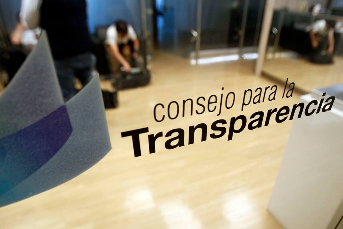 Santiago, 17 de diciembre 2018
El presidente del Consejo para la Transparencia, Marcelo Drago, se reúne con los diputados Raúl Soto, Manuel Monsalve, Jaime Bellolio y Daniel Núñez, algunos de los que suscribieron el proyecto de ley que busca integrar un sistema único de transparencia en los poderes legislativo y judicial.
Christian Iglesias/Aton Chile