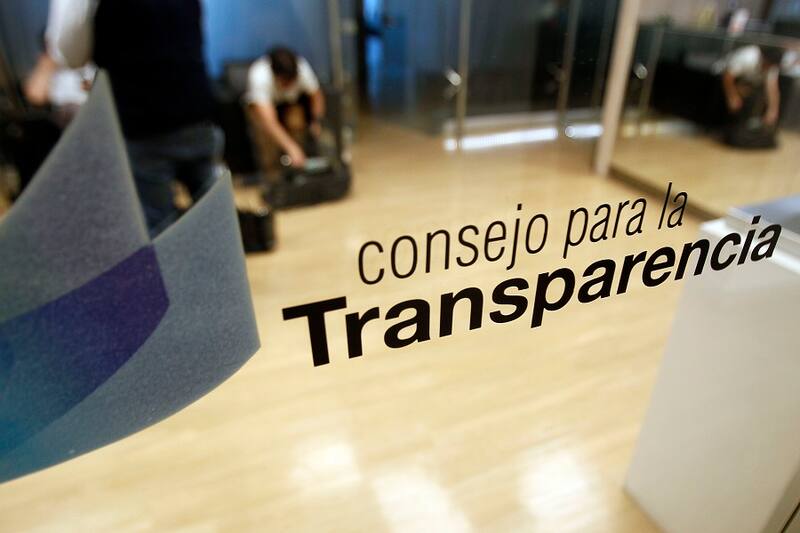 Santiago, 17 de diciembre 2018
El presidente del Consejo para la Transparencia, Marcelo Drago, se reúne con los diputados Raúl Soto, Manuel Monsalve, Jaime Bellolio y Daniel Núñez, algunos de los que suscribieron el proyecto de ley que busca integrar un sistema único de transparencia en los poderes legislativo y judicial.
Christian Iglesias/Aton Chile