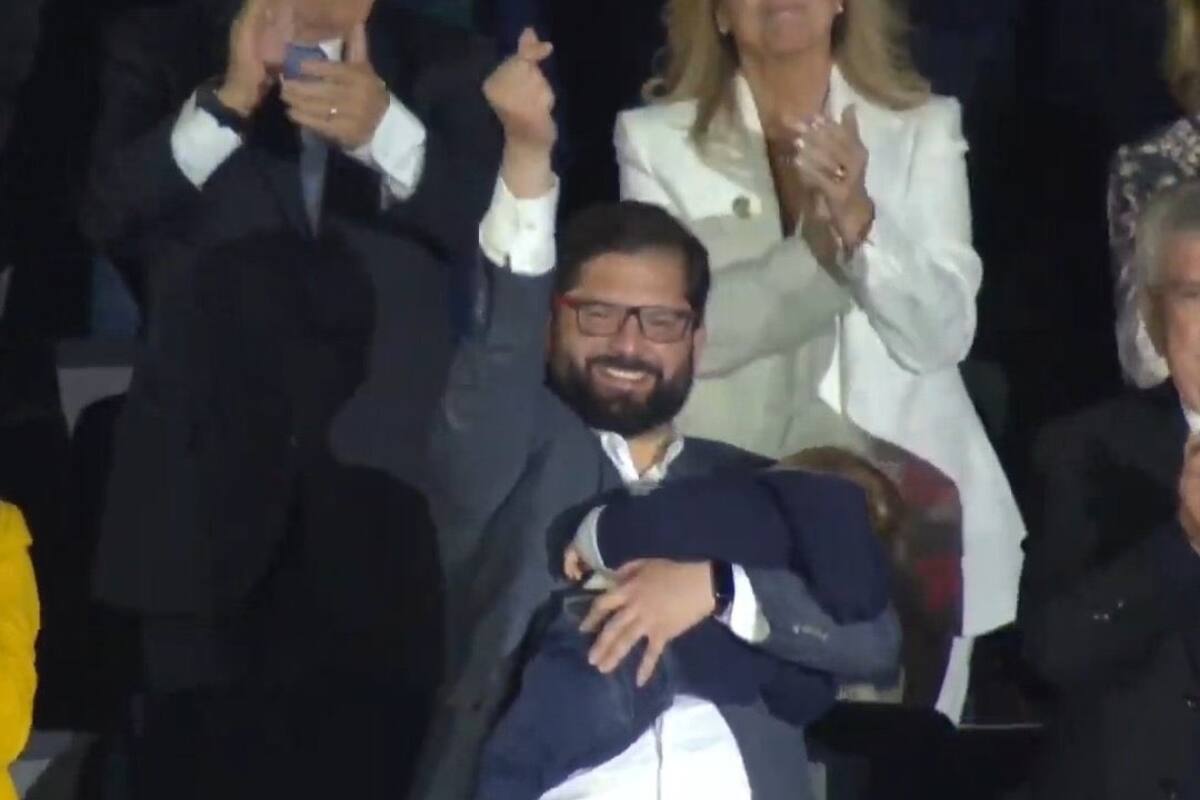 El presidente sorprendió mostrándose cargando a un niño durante la ceremonia.