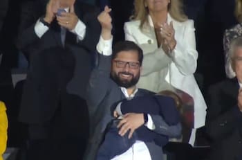 ¿De niñero?: Redes sociales explotan con fotos del presidente Gabriel Boric con guagua en brazos en el Estadio Nacional