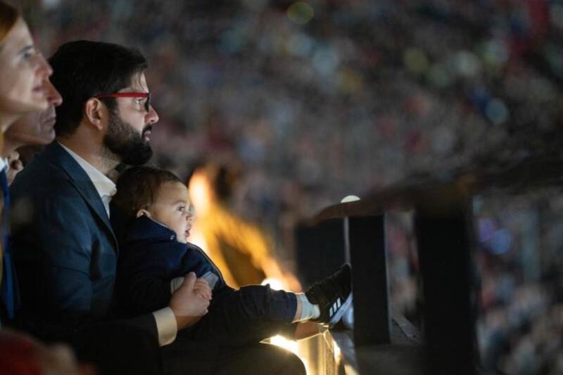 El presidente Gabriel Boric junto a su sobrino León en la apertura de los Juegos Panamericanos Santiago 2023.