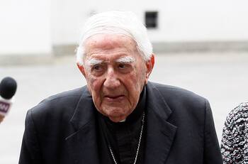 Bernardino Piñera es hospitalizado tras brote de covid-19 en su residencia