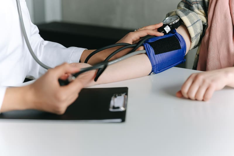 Una persona normal tiene índices de presión de 120/80 si están más altos de estos parámetros, acude a tu médico.