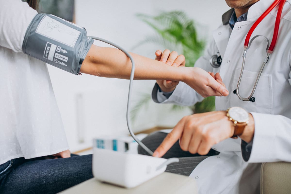 Revisa cómo puedes prevenir la presión arterial alta.