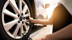 ¿Cómo saber cuál es la presión que necesitan los neumáticos de un auto?