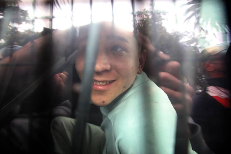 Presuntos asesinos del carabinero en Quinta Normal. Uno de ellos salió riendo mientras era llevado a constatar lesiones. (Foto: Aton)