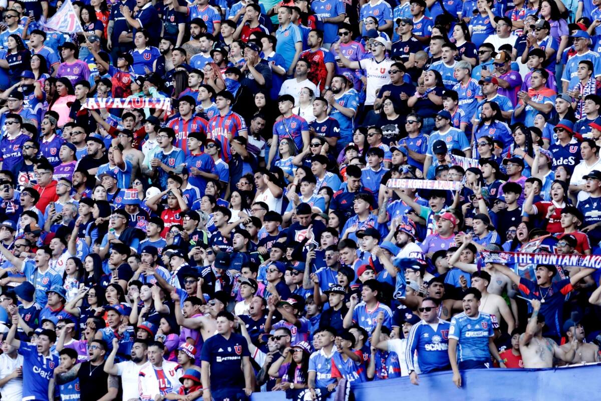 Hinchas de Universidad de Chile rama femenina en Concepción