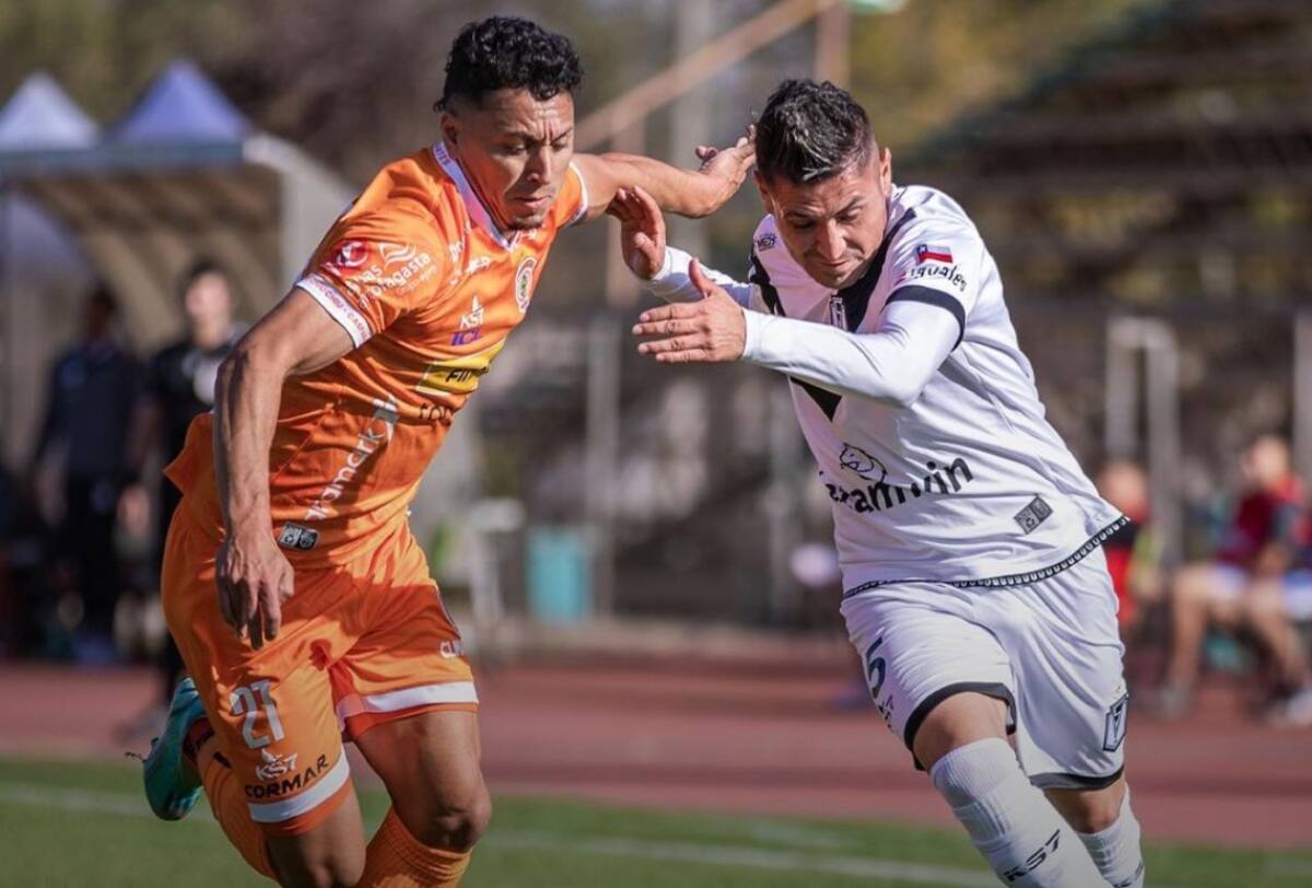 El delantero de Santiago Morning que utilizó su camiseta "parchada". Foto: Santiago Morning.