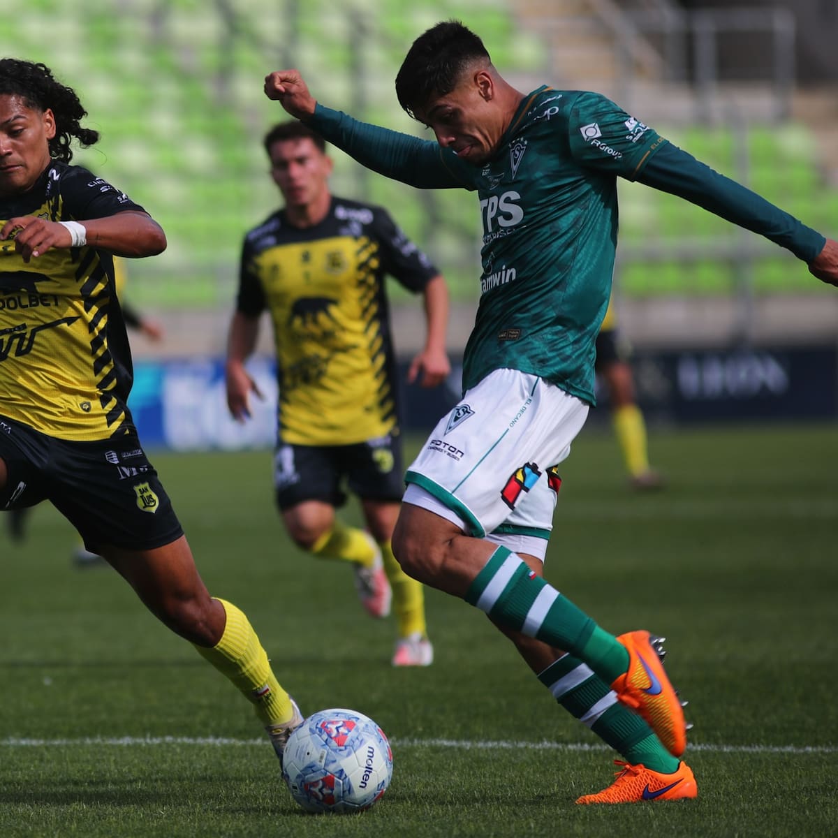 Wanderers se mete en la pelea: derrotó a San Luis en un duelo marcado por la polémica