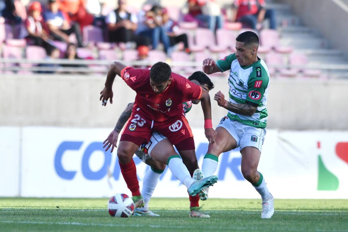 El jugador de Deportes La Serena Diego Arias, izquierda, disputa el balón con Alejandro Márquez de Deportes Temuco durante el partido de primera división B realizado en el estadio La Portada en La Serena, Chile, 08/11/2023. Foto: Aton.