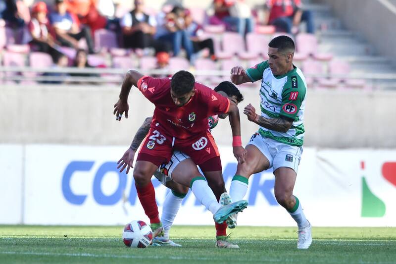 El jugador de Deportes La Serena Diego Arias, izquierda, disputa el balón con Alejandro Márquez de Deportes Temuco durante el partido de primera división B realizado en el estadio La Portada en La Serena, Chile, 08/11/2023. Foto: Aton.
