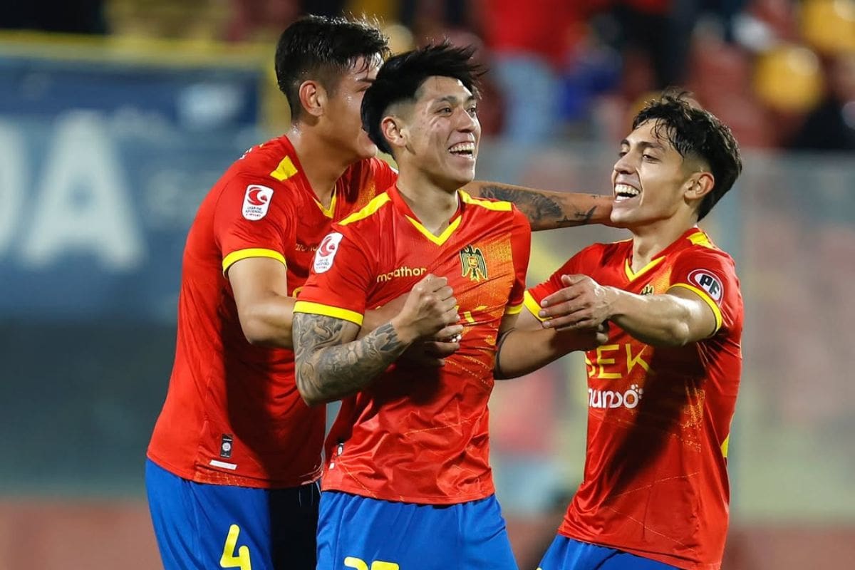 Unión Española ganó a Deportes Santa Cruz, pero el propio DT del cuadro rojo reconoce que su plantel es corto. Foto: @ueoficial en Instagram.