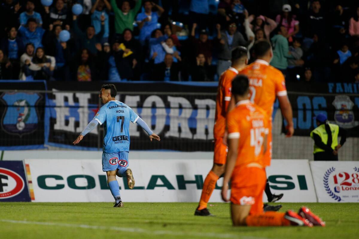 Joaquín Moya tras convertirle un gol a Cobreloa con la camiseta de Deportes Iquique.