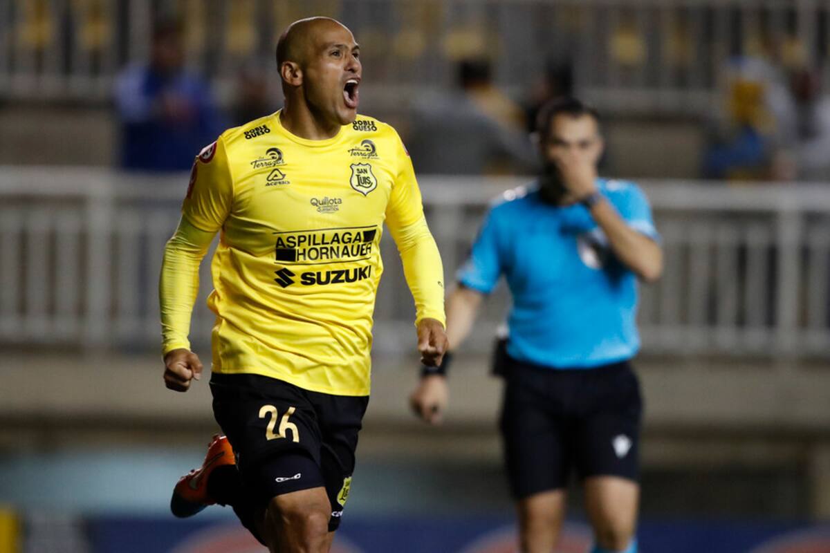 Humberto Suazo tras anotar con la camiseta de San Luis. Foto: Aton.