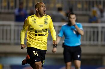 Reciente DT de Chupete Suazo aplaude su continuidad en el fútbol: “Es un tremendo aporte”