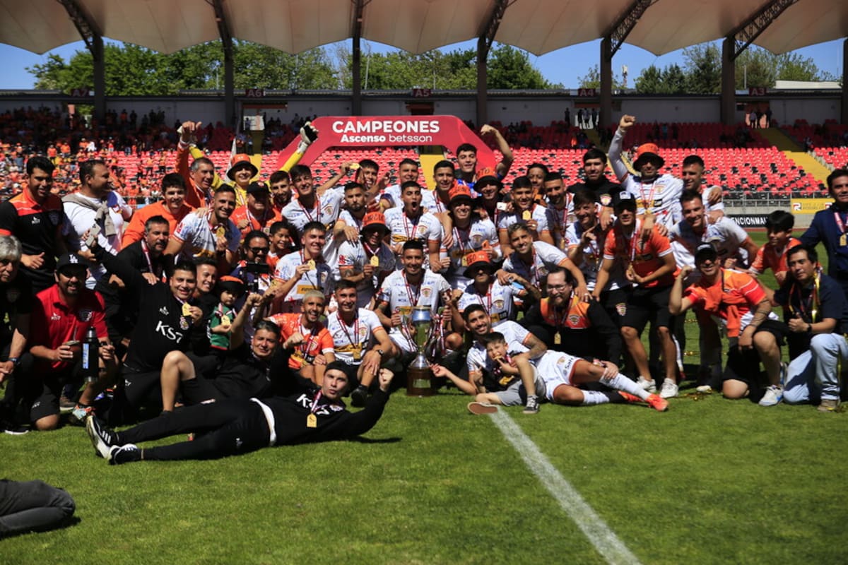 Cobreloa tras coronarse campeón en Primera B. Foto: Aton.