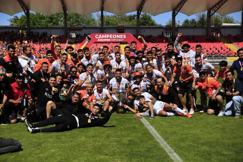 Cobreloa tras coronarse campeón en Primera B. Foto: Aton.