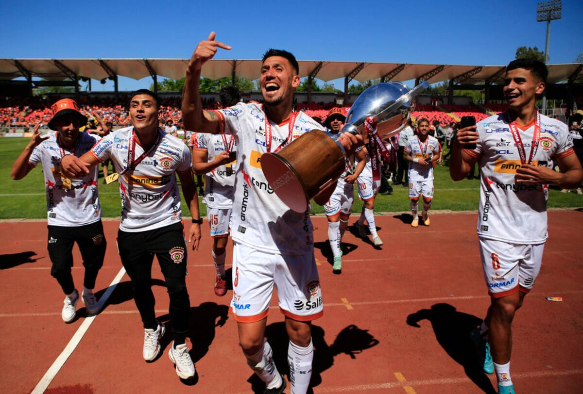 Cobreloa tras lograr el campeonato de Primera B y el ascenso a Primera División. Foto: Aton.