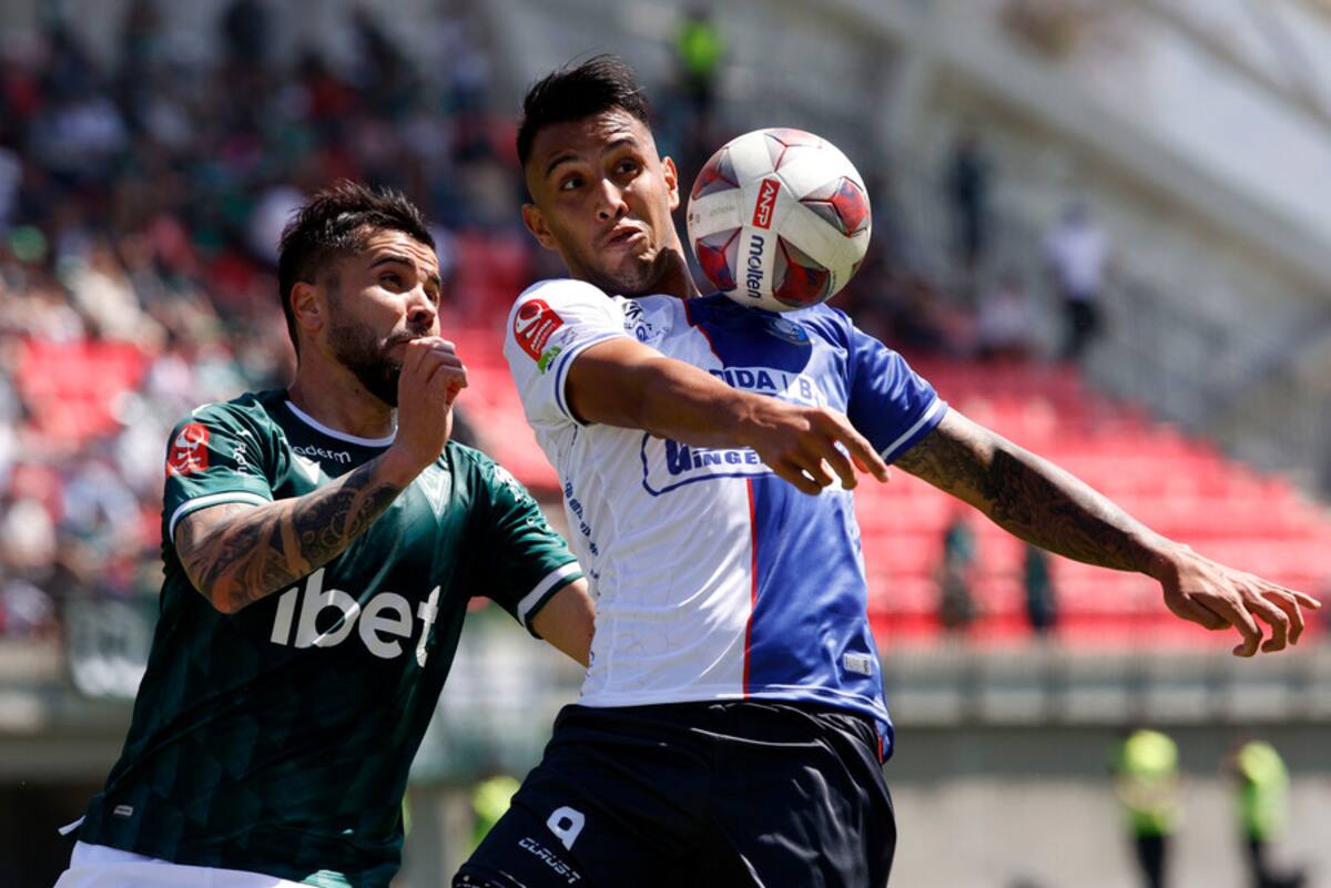El jugador de Deportes Antofagasta Rodrigo Contreras, derecha, es fotografiado durante el partido de primera division B contra Santiago Wanderers disputado en el estadio Nicolas Chahuan de La Calera, Chile. Foto: Aton.