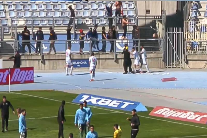 El partido entre Audax Italiano y Unión Española estuvo suspendido por desmanes.