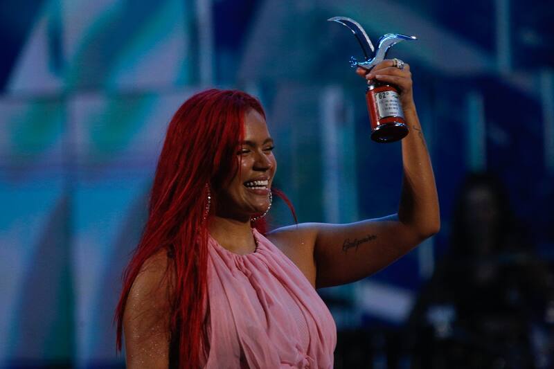 Karol G fue la encargada de iniciar la jornada inaugural del evento.