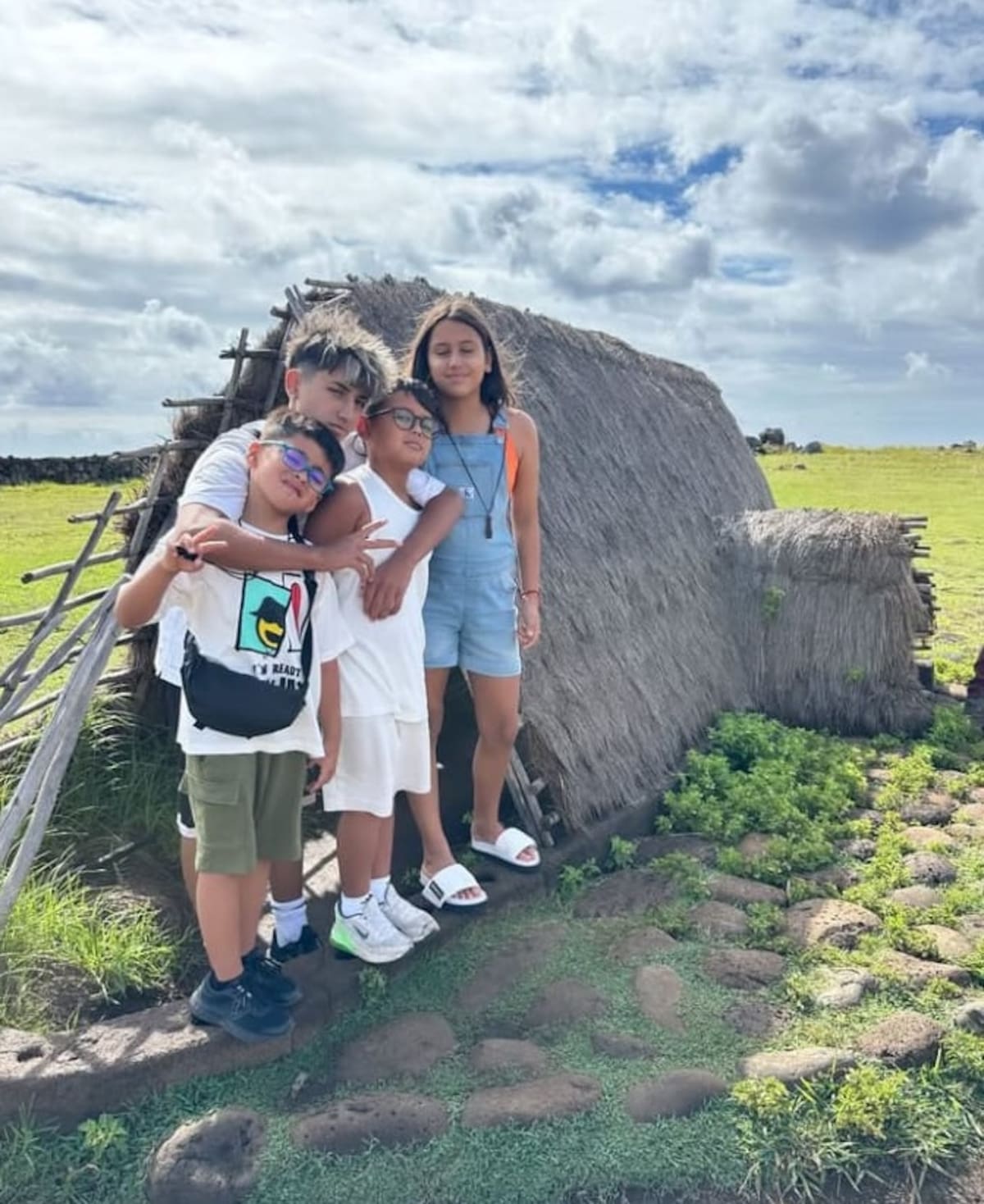 Los hijos de Arturo Vidal y su primo están felices en Rapa Nui. Créditos: Instagram