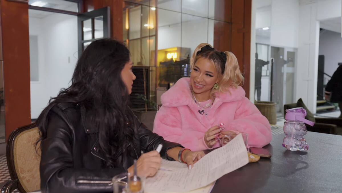 Princesa Alba junto a Pamela Díaz en "Sin Editar". Créditos: Youtube.