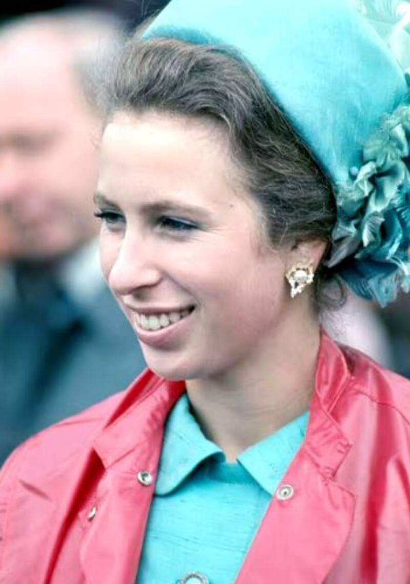 La princesa Ana usa con frecuencia un par de aretes que le regalaron sus padres, la reina Isabel y el rey Felipe.
