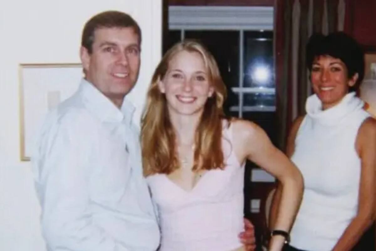 La foto que desató la polémica en el caso del príncipe Andrés, en donde figura junto a Virginia Giuffre, victima de la red de explotación de Jeffrey Eppstein, y la ex pareja de este, Ghislaine Maxwell.