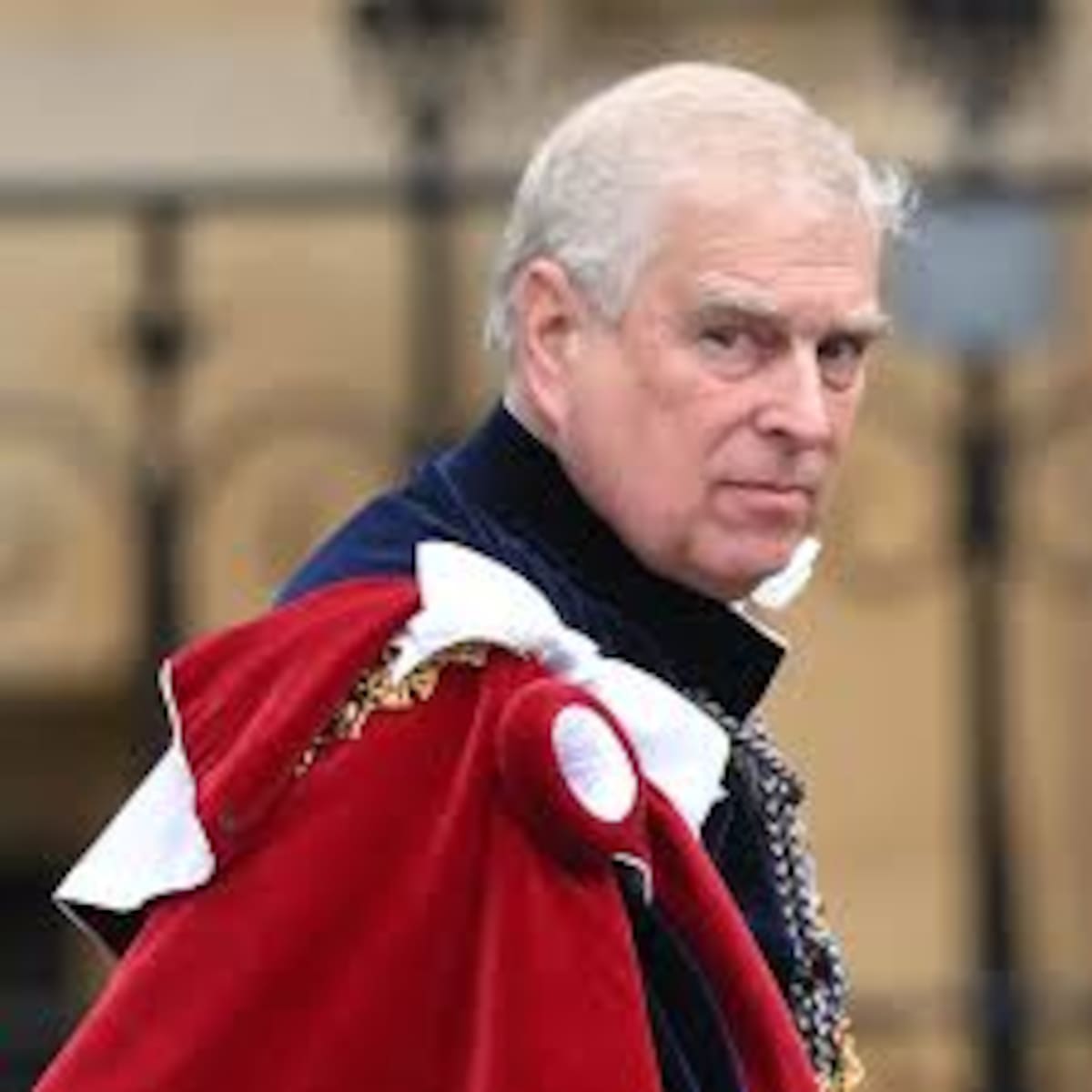 se tiene que ir del Royal Lodge