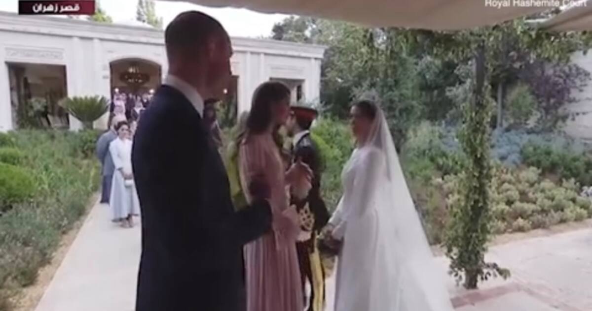 El príncipe y la princesa de Gales felicitando al príncipe Hussein y Rajwa al Taif