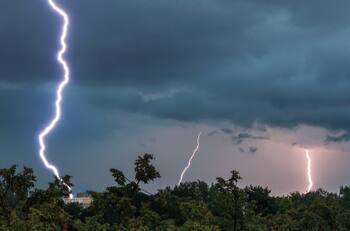 Emiten aviso meteorológico por posibles tormentas eléctricas para la RM y otras dos regiones del país